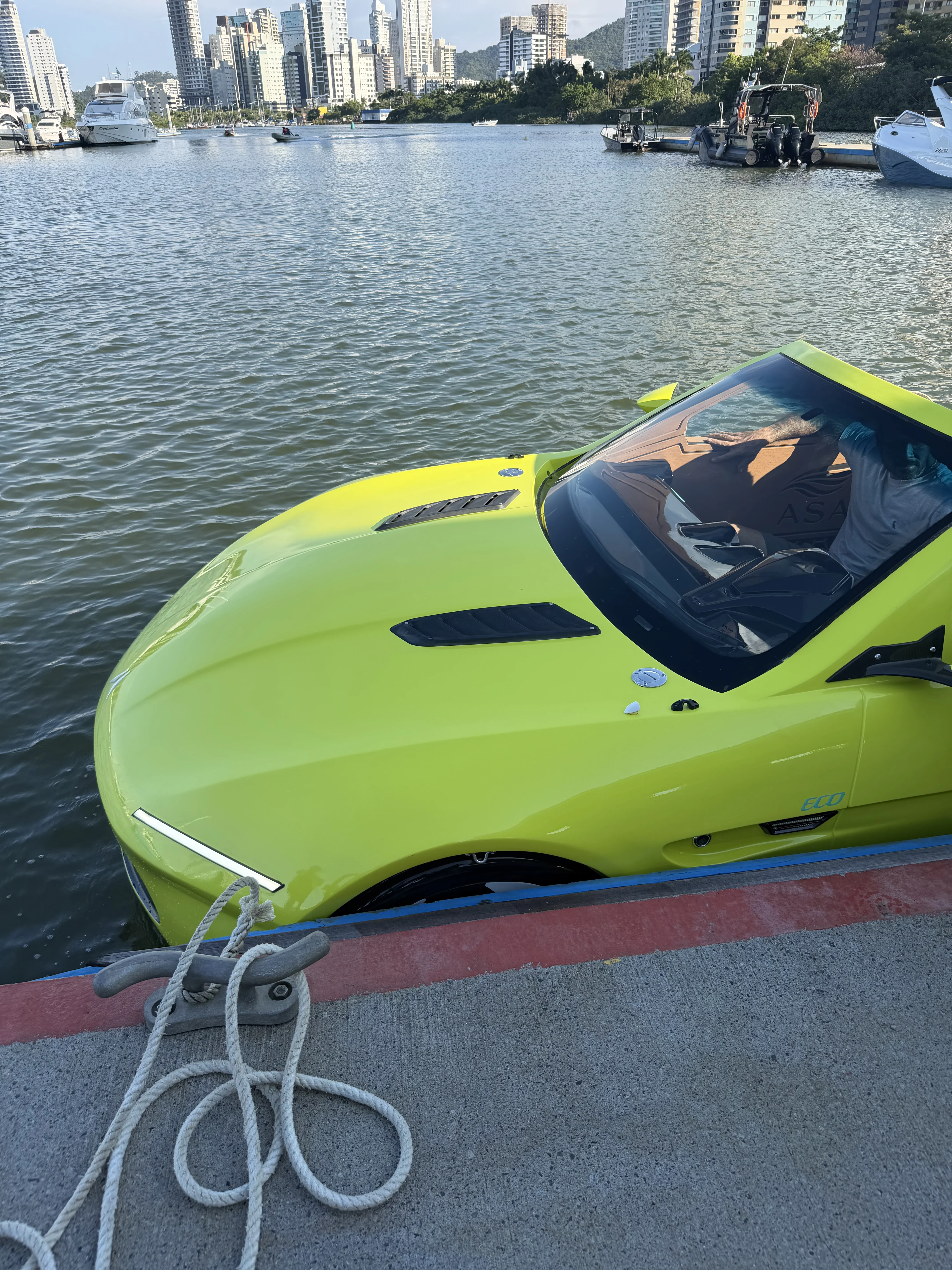 SEACAR-ECO flutuando com vista para a cidade